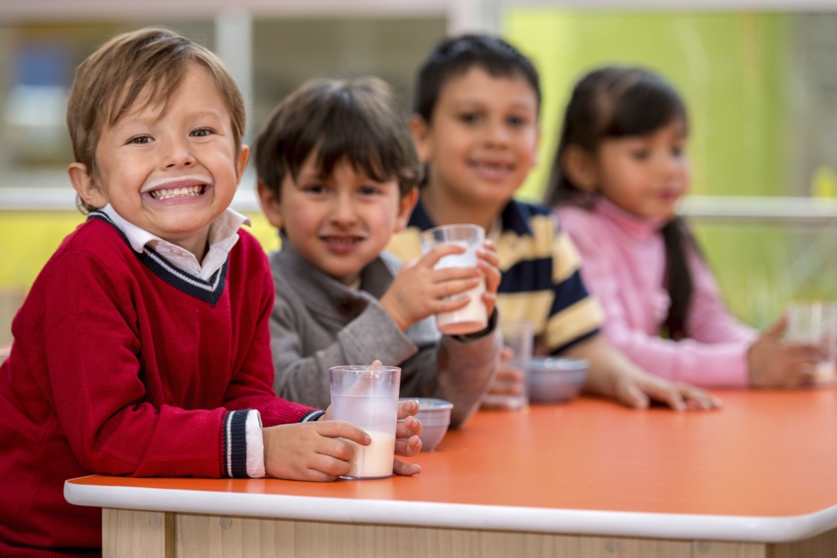 kids drinking milk